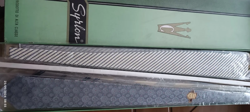 Scatola con 20 cravatte vintage, assortite, Syrlon Prodotto di alta classe. 1,5 kg.