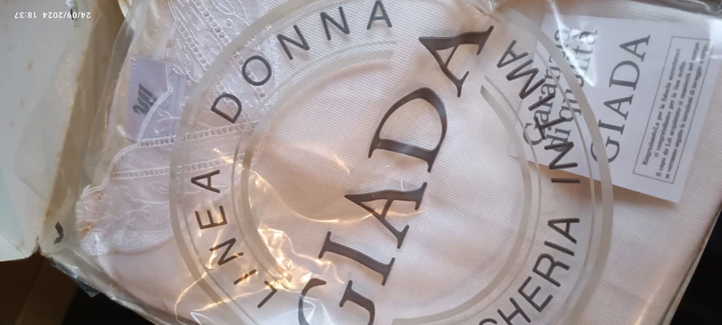 Offerta super! Sei maglie intime donna Giada, misura 6, bianco o nero, misto lana, con qualche macchiolina del tempo(vanno via con lavaggio). 300g.