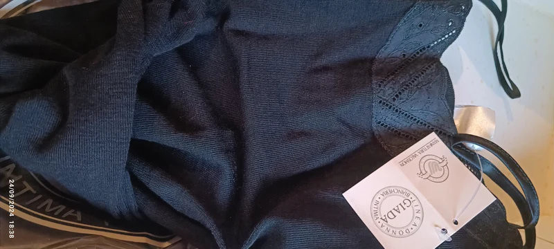 Offerta super! Sei maglie intime donna Giada, misura 6, bianco o nero, misto lana, con qualche macchiolina del tempo(vanno via con lavaggio). 300g.