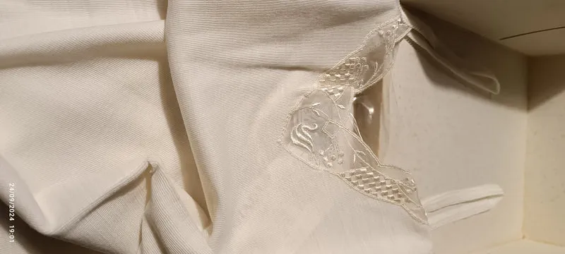 Offerta super! Sei maglie intime donna Giada, misura 6, bianco o nero, misto lana, con qualche macchiolina del tempo(vanno via con lavaggio). 300g.