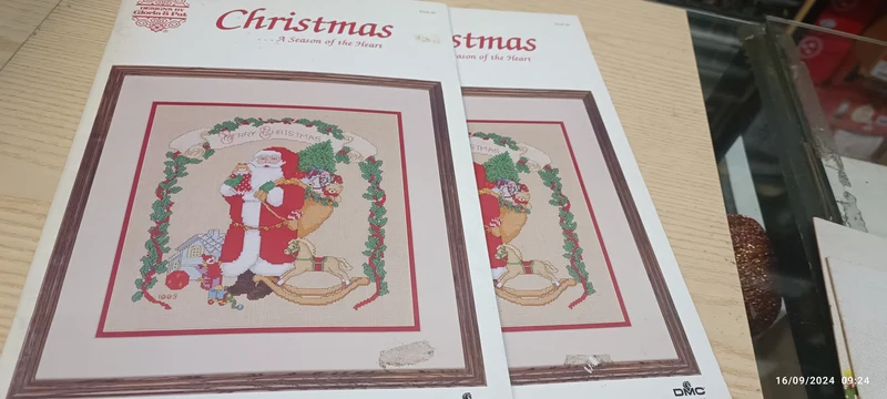 Christmas rivista DMC con tanti schemi da realizzare per i regali di Natale, 48 pagine. 200 g.