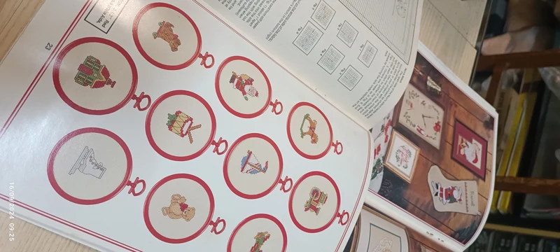 Christmas rivista DMC con tanti schemi da realizzare per i regali di Natale, 48 pagine. 200 g.