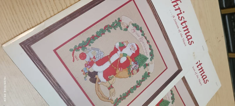 Christmas rivista DMC con tanti schemi da realizzare per i regali di Natale, 48 pagine. 200 g.