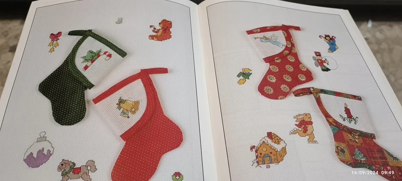A Christmas Album DMC Collection, schemi e spunti per realizzare lavoretti per il Natale. 100g.