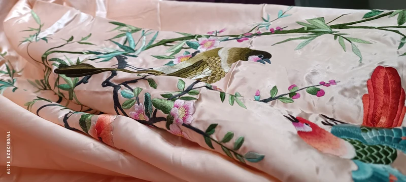 Taglio di raso - seta, rosa con ricami artigianali per realizzare pannello completamento d'arredo. 190cm x 70 cm. 400g.