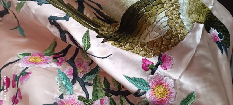 Taglio di raso - seta, rosa con ricami artigianali per realizzare pannello completamento d'arredo. 190cm x 70 cm. 400g.