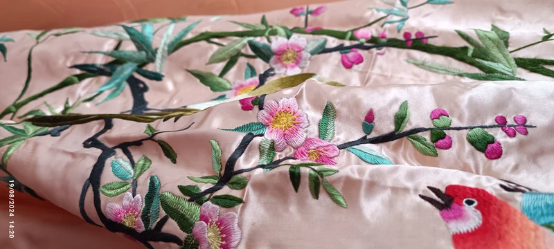 Taglio di raso - seta, rosa con ricami artigianali per realizzare pannello completamento d'arredo. 190cm x 70 cm. 400g.