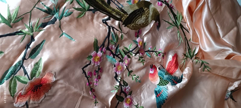 Taglio di raso - seta, rosa con ricami artigianali per realizzare pannello completamento d'arredo. 190cm x 70 cm. 400g.