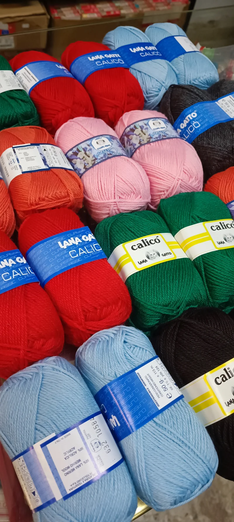 Offerta super! 24 gomitoli, due gomitoli per colore, colori assortiti, di Lana Gatto Calicò, misto lana ,113 m a gom. 1,2kg.