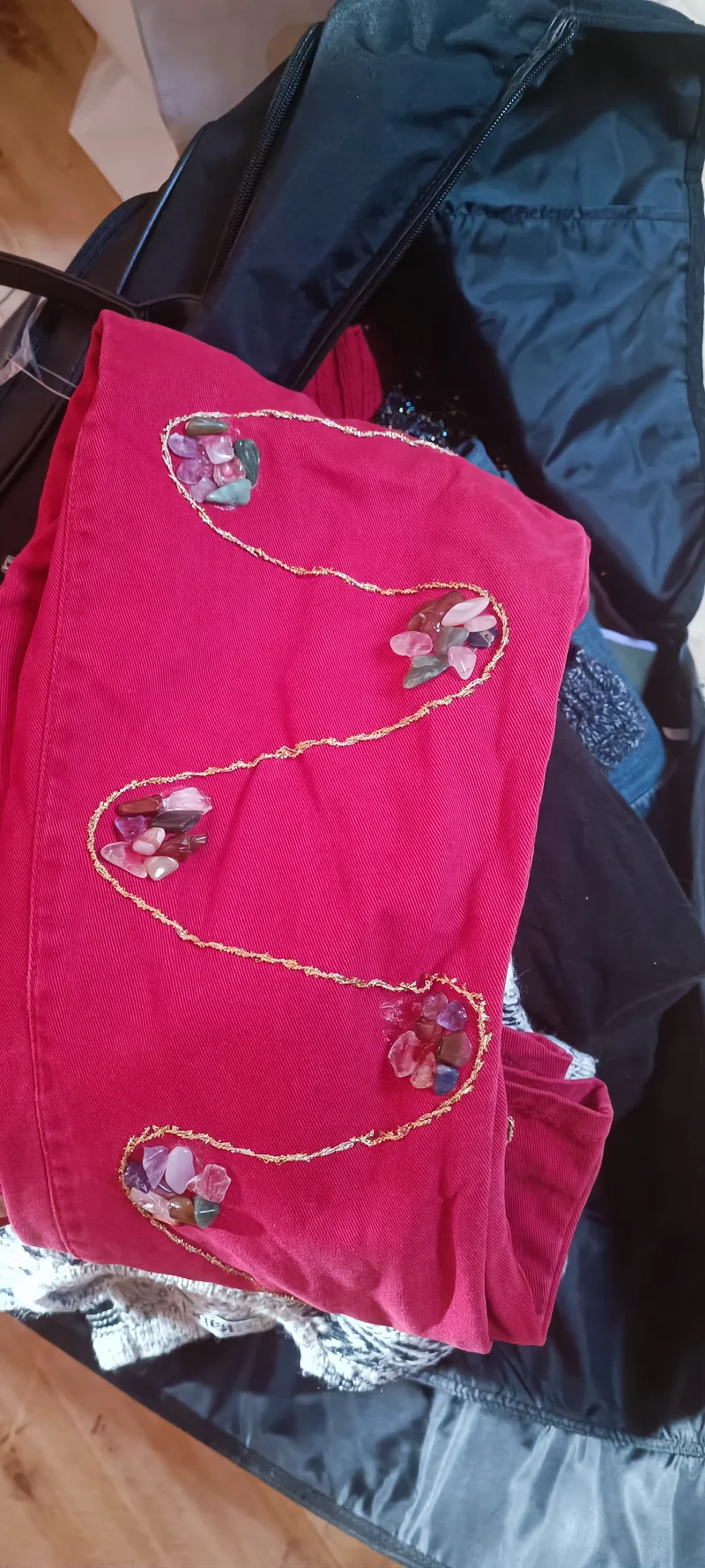 Stock - Bustone a sorpresa riciclaggio del vintage e dell'usato di ottima qualità. Indumenti usati, jeans, giacche e maglie. 10 kg.