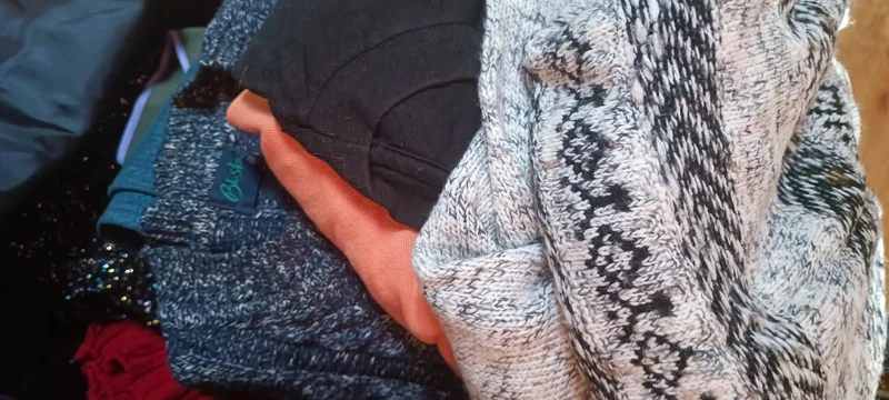 Stock - Bustone a sorpresa riciclaggio del vintage e dell'usato di ottima qualità. Indumenti usati, jeans, giacche e maglie. 10 kg.