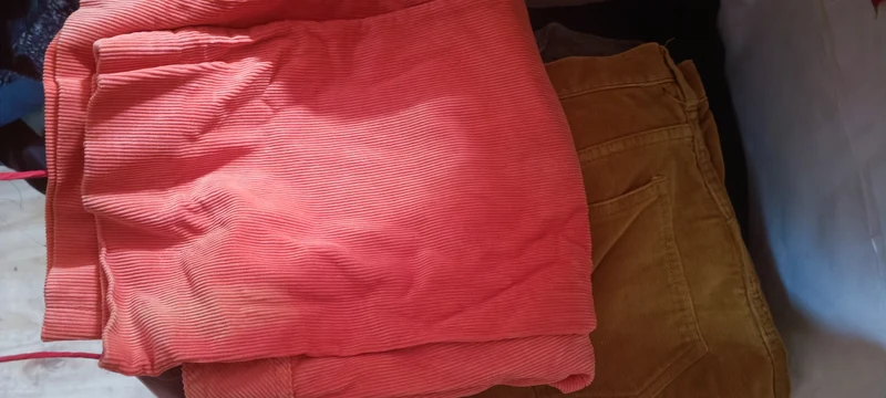 Stock - Bustone a sorpresa riciclaggio del vintage e dell'usato di ottima qualità. Indumenti usati, jeans, giacche e maglie. 10 kg.