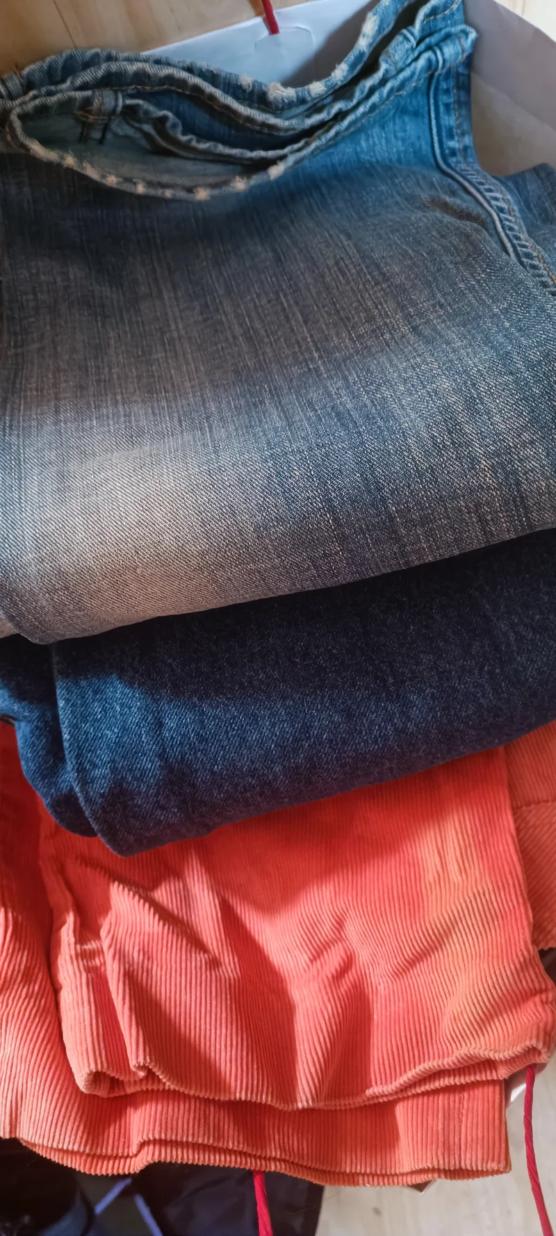 Stock - Bustone a sorpresa riciclaggio del vintage e dell'usato di ottima qualità. Indumenti usati, jeans, giacche e maglie. 10 kg.