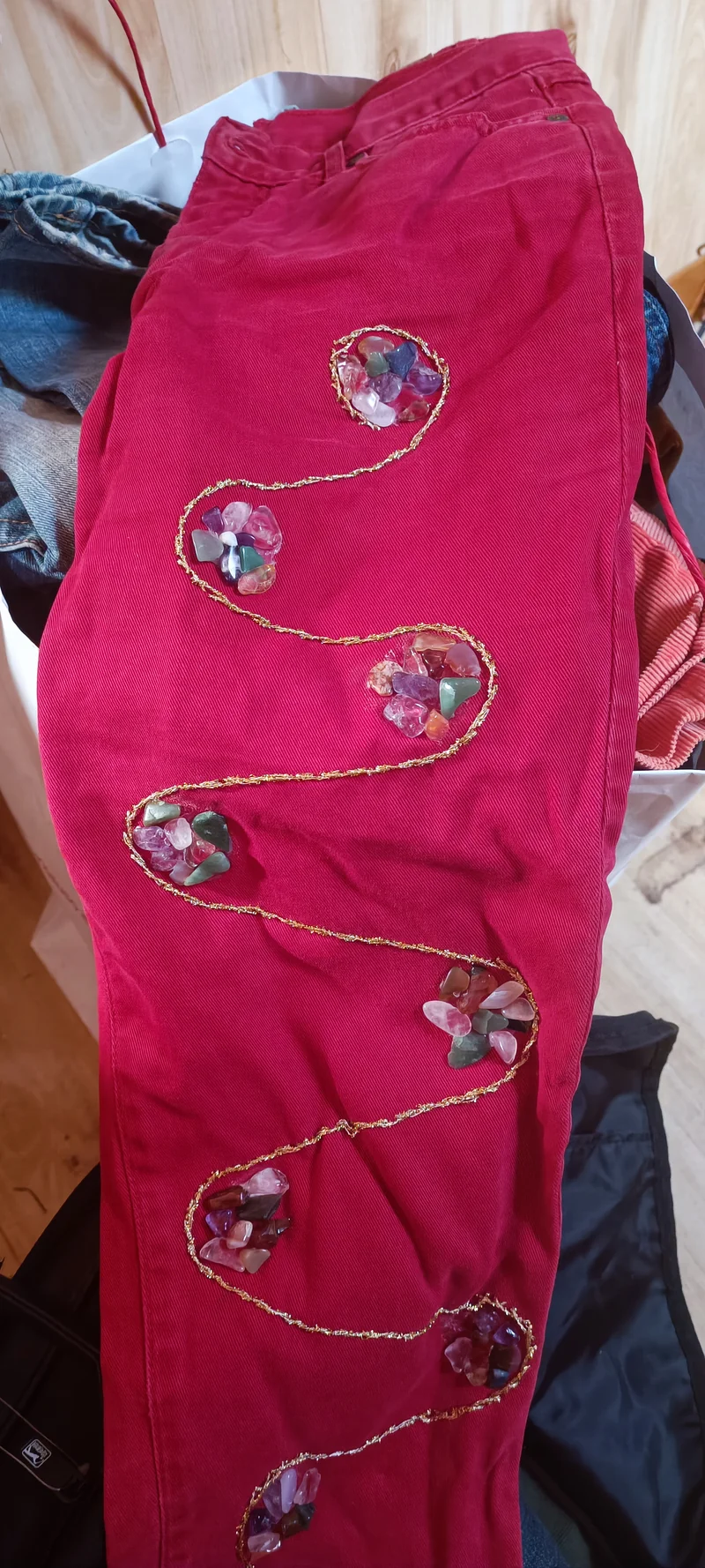 Stock - Bustone a sorpresa riciclaggio del vintage e dell'usato di ottima qualità. Indumenti usati, jeans, giacche e maglie. 10 kg.