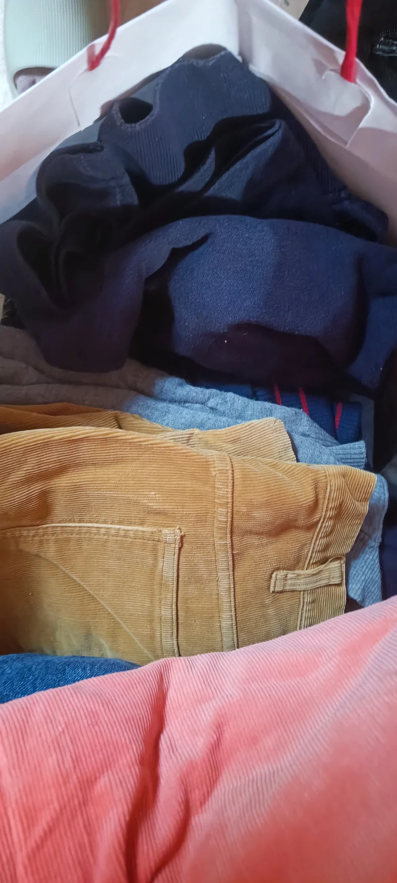 Stock - Bustone a sorpresa riciclaggio del vintage e dell'usato di ottima qualità. Indumenti usati, jeans, giacche e maglie. 10 kg.