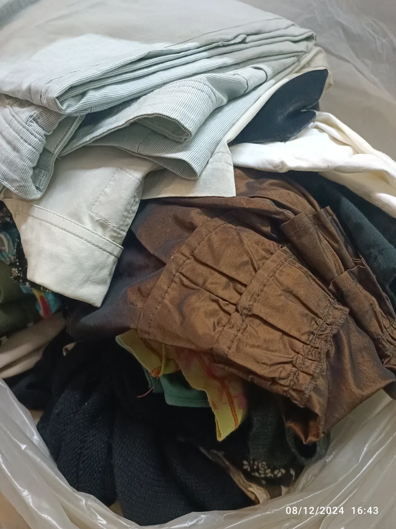 Stock - Bustone a sorpresa riciclaggio del vintage e dell'usato di ottima qualità. Indumenti usati, jeans, giacche e maglie. 10 kg.