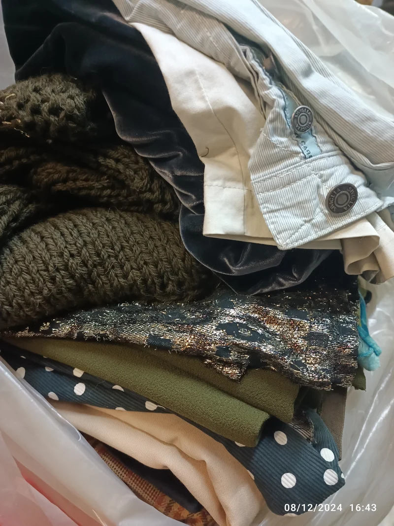 Stock - Bustone a sorpresa riciclaggio del vintage e dell'usato di ottima qualità. Indumenti usati, jeans, giacche e maglie. 10 kg.