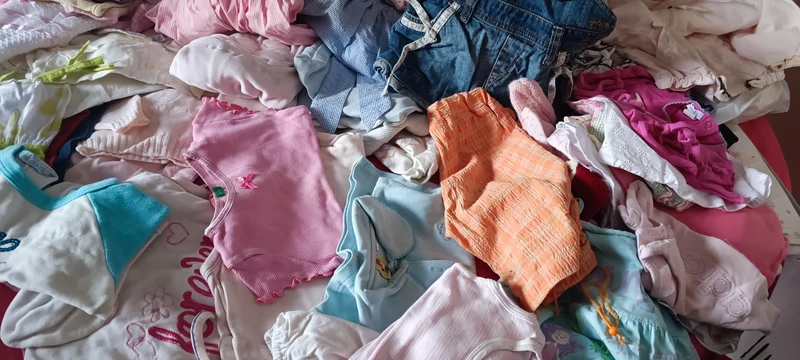 Stock - Riciclaggio dell'usato. Bustone a sorpresa di indumenti usati, di buona qualità, per bimbi. 4 kg.