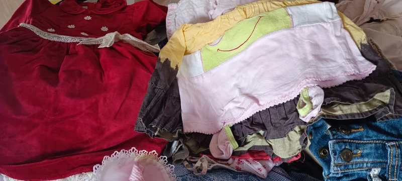 Stock - Riciclaggio dell'usato. Bustone a sorpresa di indumenti usati, di buona qualità, per bimbi. 4 kg.