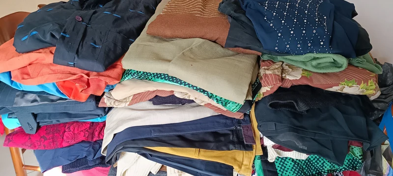Riciclaggio del vintage e dell'usato. Bustone a sorpresa di indumenti vintage di ottima qualità. 10 kg.
