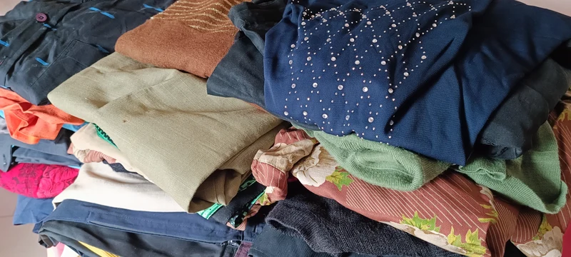 Riciclaggio del vintage e dell'usato. Bustone a sorpresa di indumenti vintage di ottima qualità. 10 kg.