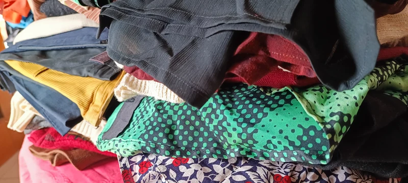 Riciclaggio del vintage e dell'usato. Bustone a sorpresa di indumenti vintage di ottima qualità. 10 kg.