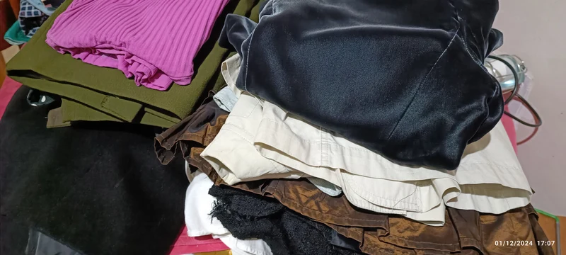 Riciclaggio del vintage e dell'usato. Bustone a sorpresa di indumenti vintage di ottima qualità. 10 kg.