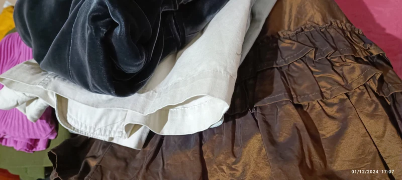 Riciclaggio del vintage e dell'usato. Bustone a sorpresa di indumenti vintage di ottima qualità. 10 kg.