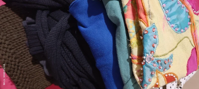 Riciclaggio del vintage e dell'usato. Bustone a sorpresa di indumenti vintage di ottima qualità. 10 kg.