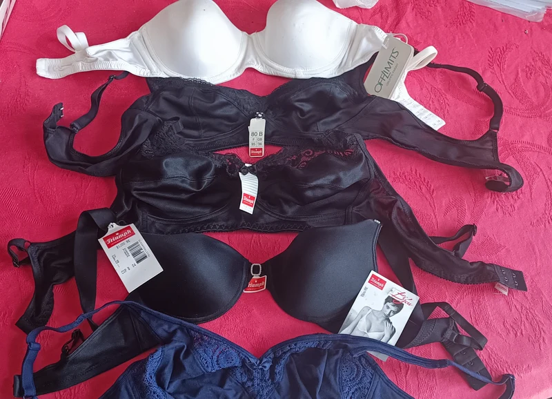 Stock di 5 reggiseni marche Triumph e Parah, taglia 2(70/80). Colori in foto. 350 g.