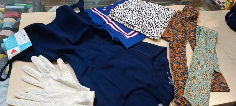 Lotto vintage in offerta. Costume taglia 46, guanti traforati n 8, due fazzoletti , due fasce cravatta.350g.