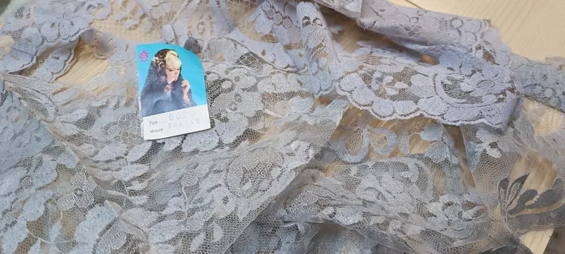 Due triangoli di pizzo vintage, due tonalità di grigio. 100g.