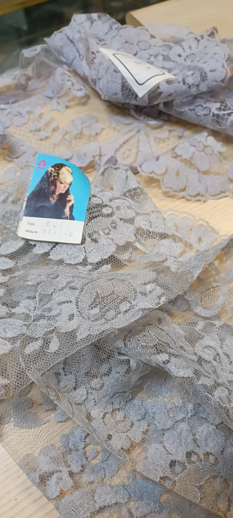 Due triangoli di pizzo vintage, due tonalità di grigio. 100g.