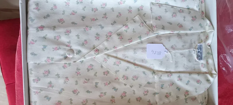 Pigiama donna in puro cotone, mezza manica con pizzo. Fantasia a fiorellini. Taglia 52. 700 g.