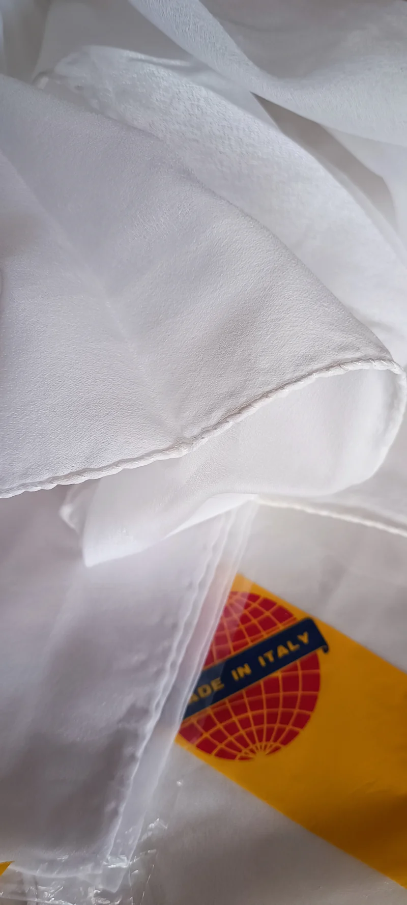 Foulard vintage bianco, bordo a contrasto, in crêpe- voile, 80 x 80. 60g.