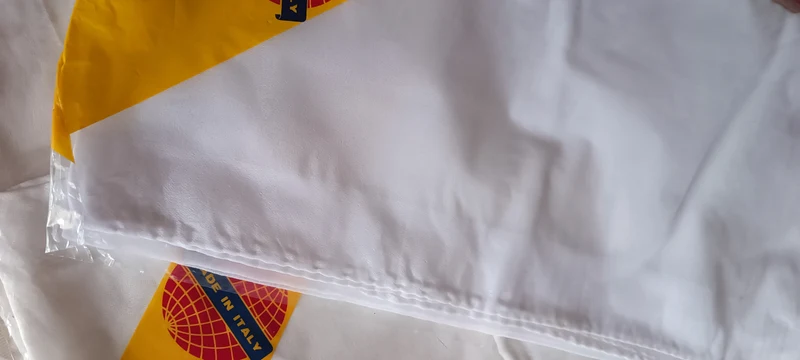 Foulard vintage bianco, bordo a contrasto, in crêpe- voile, 80 x 80. 60g.