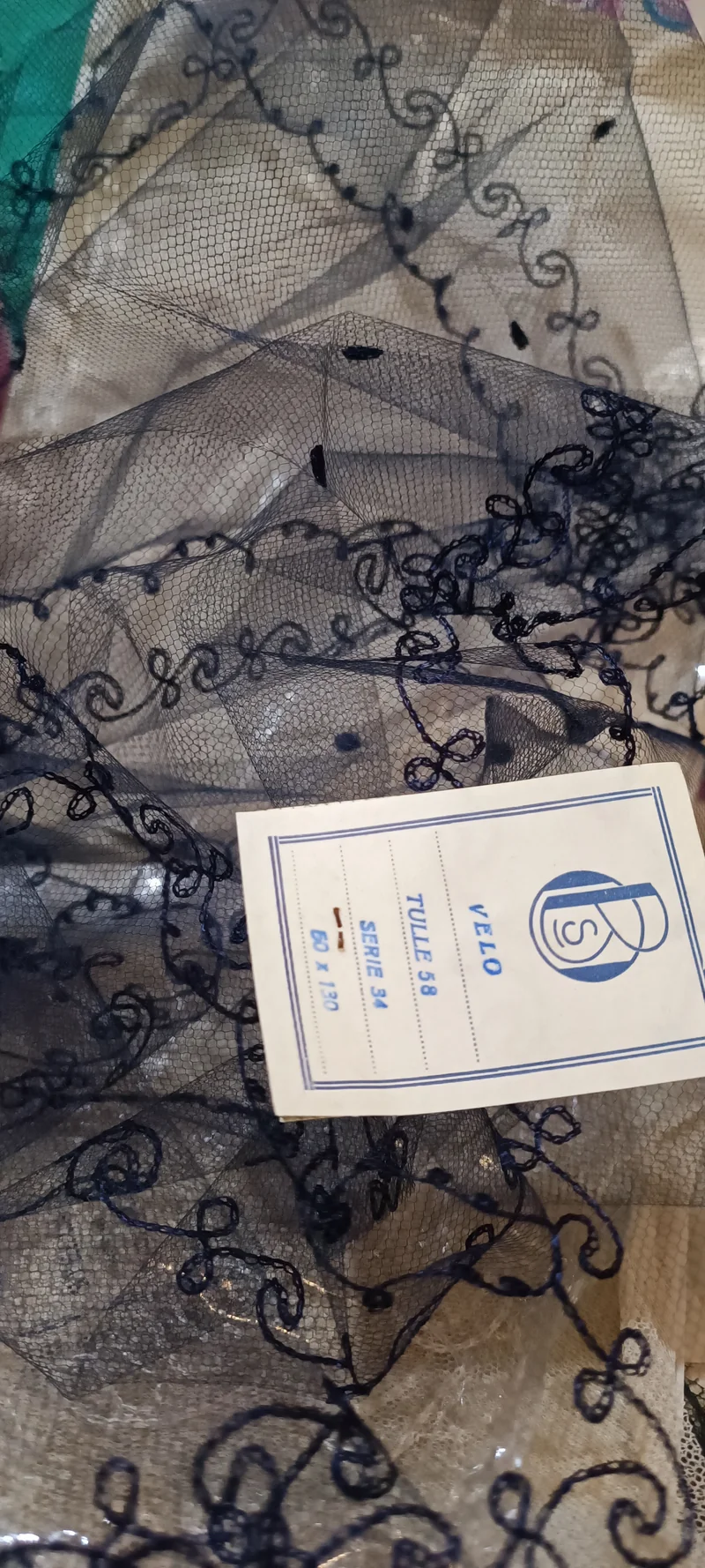 Stola e triangolo vintage di tulle, stola blu(50 x130) e triangolo beige a pois(120), 100g.