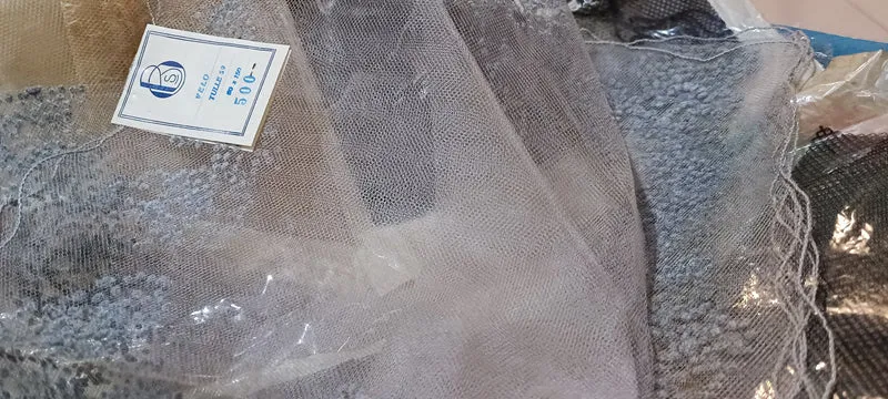 Due stole vintage di tulle, testa di moro e polvere, 50 x150 e 130 cm. 100g