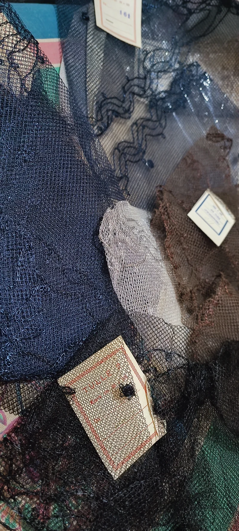 Sei velette vintage di tulle, 50 x100cm., dal panna al nero. 100g.