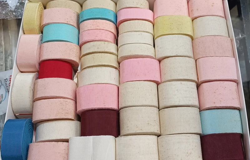 Stock di confezioni da 10 m. di gros grain altezze e colori assortiti in foto( alcuni con macchioline del tempo nei primi giri). 4 kg..