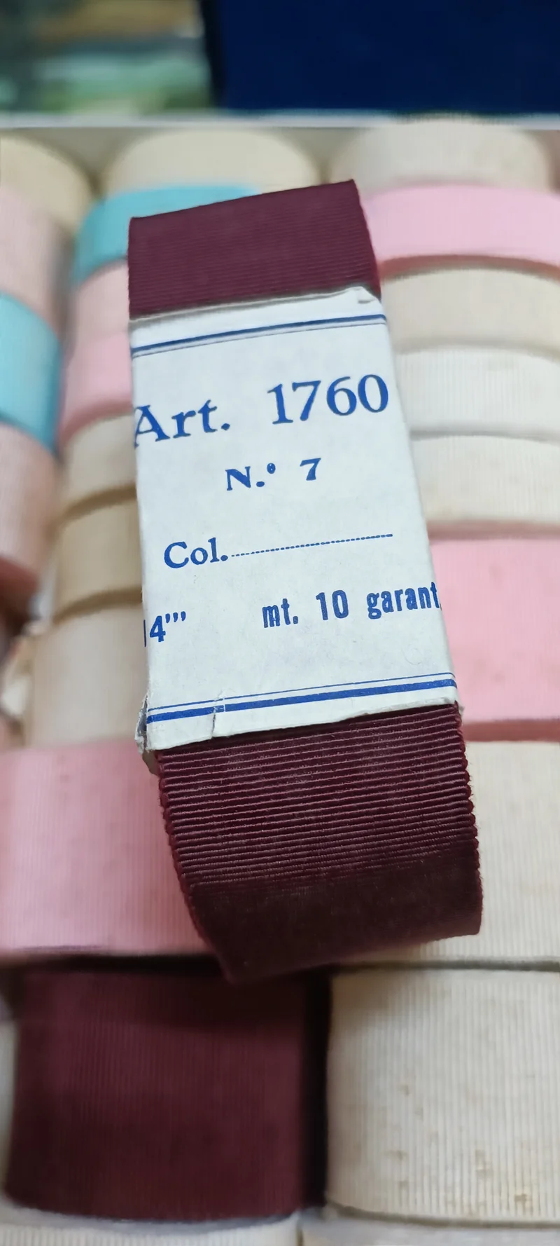 Stock di confezioni da 10 m. di gros grain altezze e colori assortiti in foto( alcuni con macchioline del tempo nei primi giri). 4 kg..