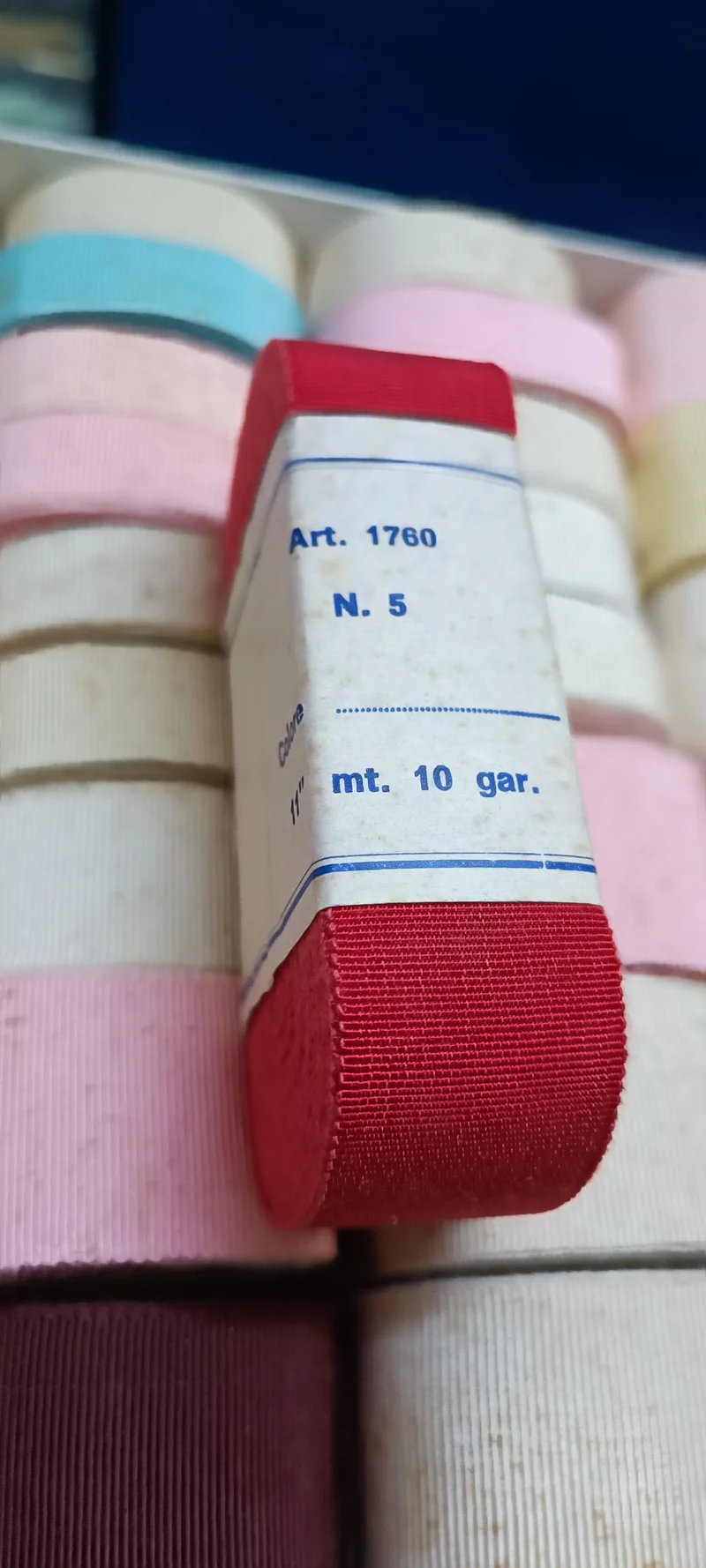 Stock di confezioni da 10 m. di gros grain altezze e colori assortiti in foto( alcuni con macchioline del tempo nei primi giri). 4 kg..
