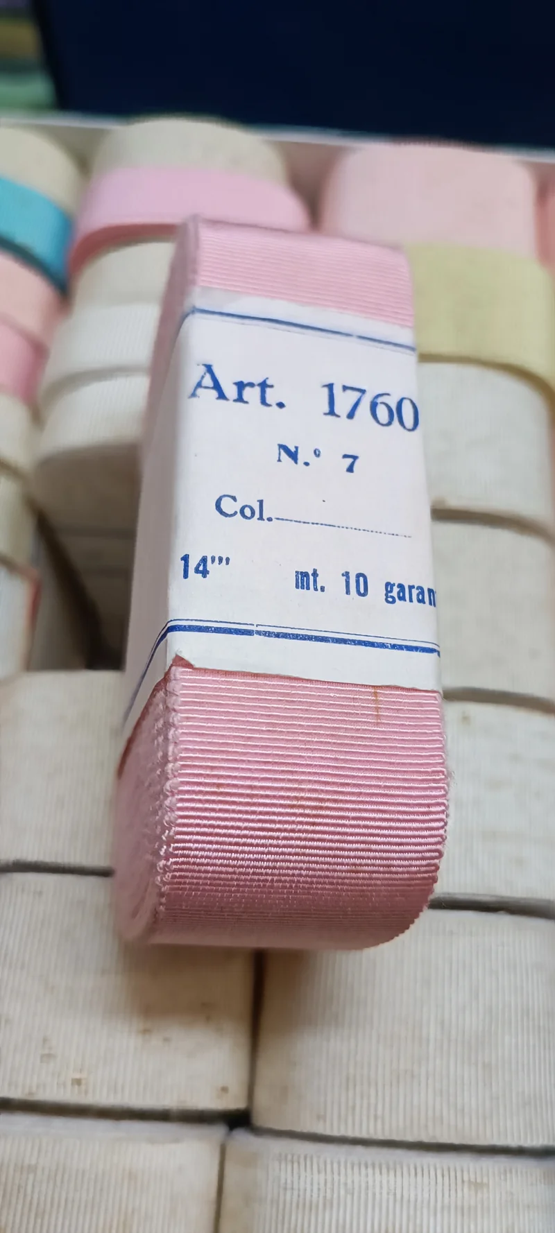 Stock di confezioni da 10 m. di gros grain altezze e colori assortiti in foto( alcuni con macchioline del tempo nei primi giri). 4 kg..