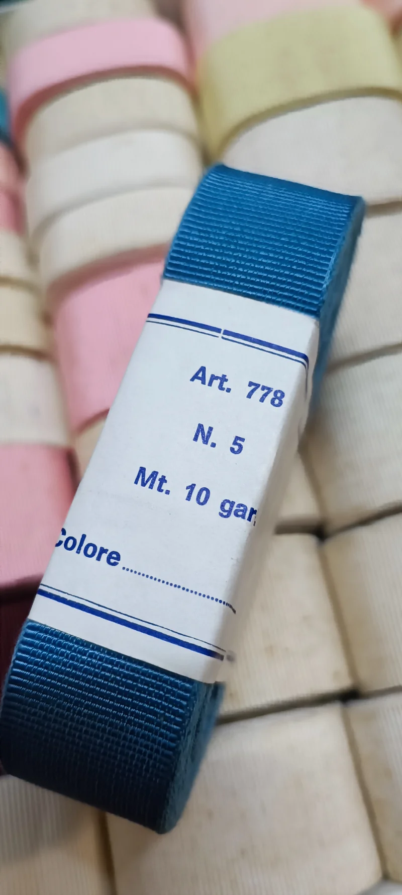Stock di confezioni da 10 m. di gros grain altezze e colori assortiti in foto( alcuni con macchioline del tempo nei primi giri). 4 kg..