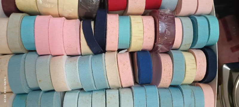 Stock di confezioni da 10 m. di gros grain altezze e colori assortiti in foto( alcuni con macchioline del tempo nei primi giri). 4 kg..