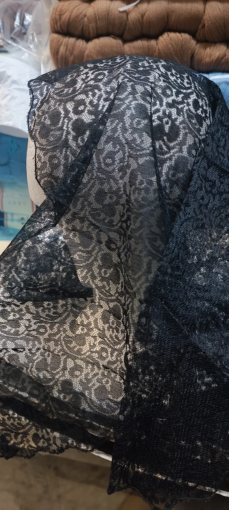 Triangolo di pizzo vintage, colore nero. 60 x 120 cm. 50 g.
