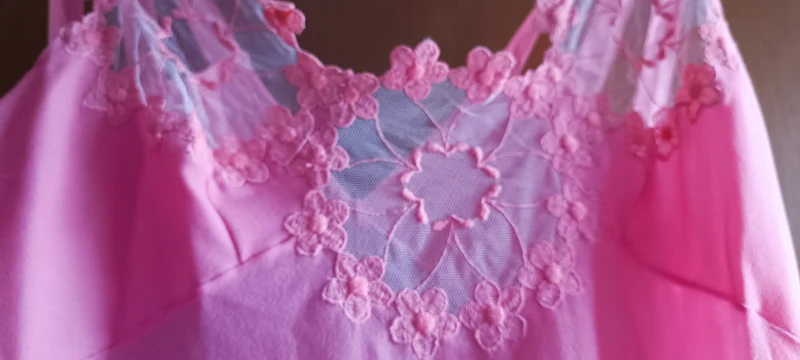 Elegante camicia da notte rosa, taglia 2, anni settanta. 300g.