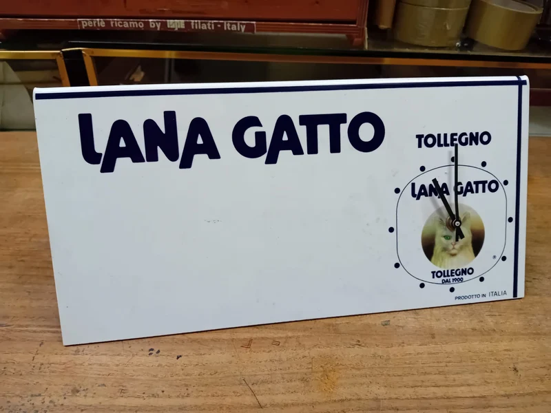 Orologio con datario, vintage, funzionante, pubblicitario Lana Gatto. 800g.