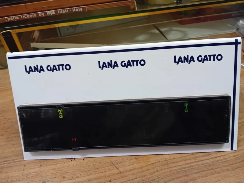 Orologio con datario, vintage, funzionante, pubblicitario Lana Gatto. 800g.