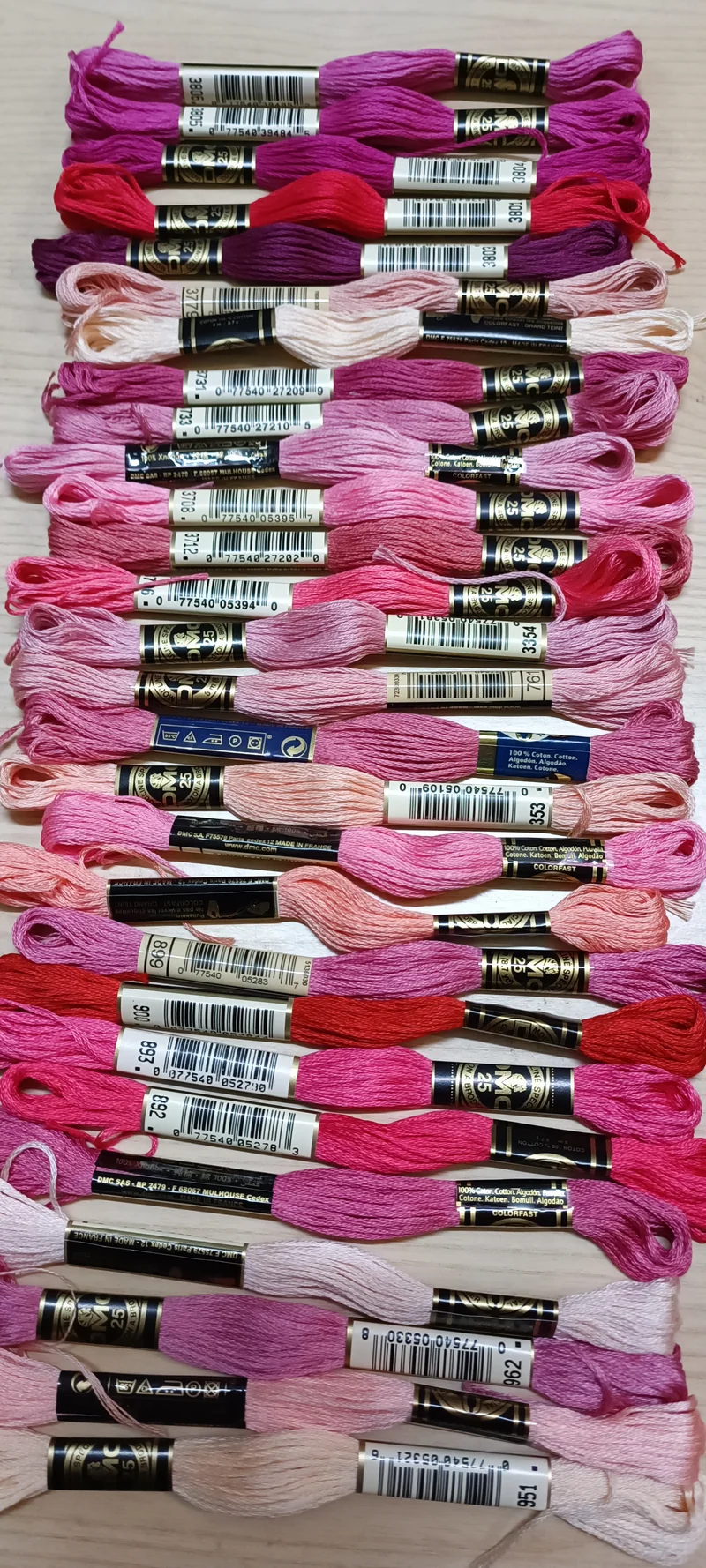 Puro cotone mouliné DMC, 28 matassine assortite di rosa. 60 g.